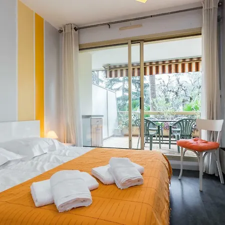 Centragence - Bosquet - With Spacious Terrace Apartment